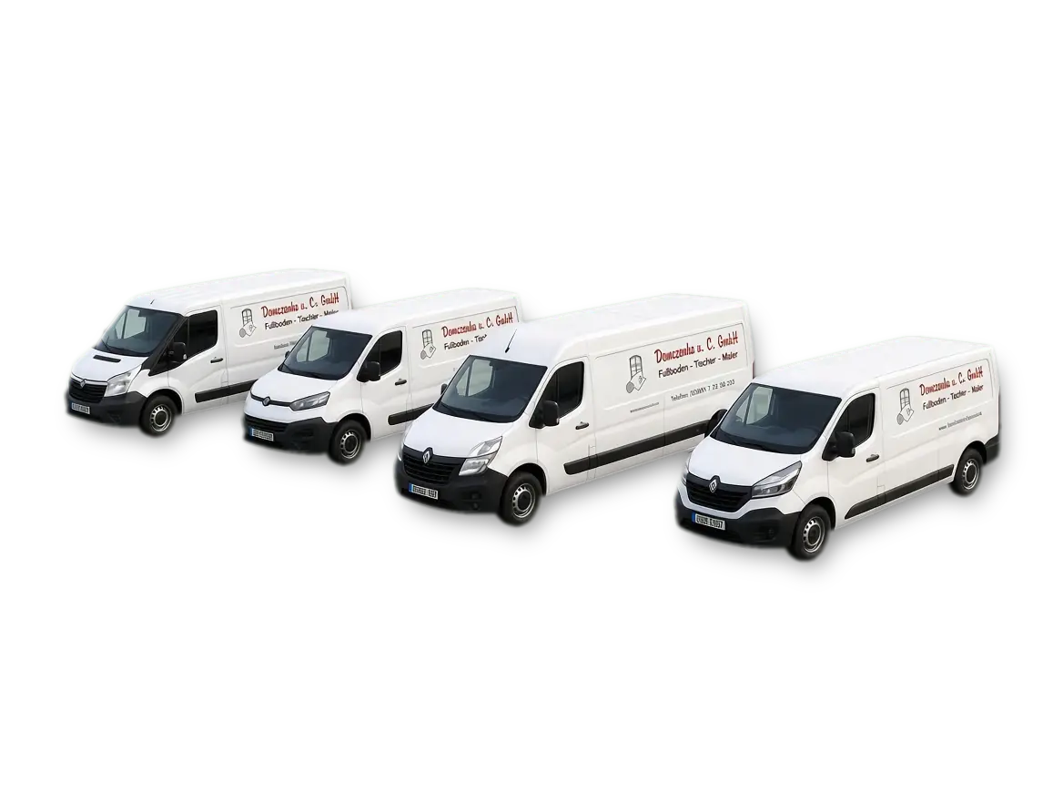 Vier weiße Transporter der Demczenko & Co. GmbH, nebeneinander aufgereiht und mit Firmenschriftzug „Fußboden – Tischler – Maler“ beschriftet